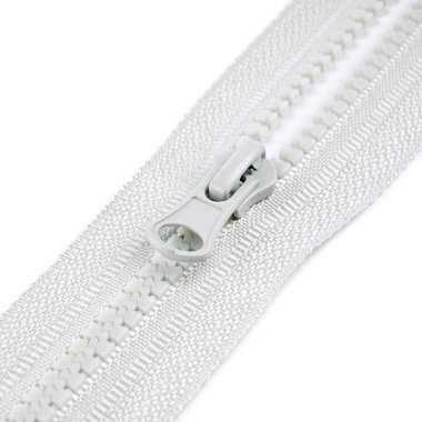 Fermuarı ya da fermuarı aç. Işıkların altında kumaş bir fermuarın yakın çekimi. Beyaz arkaplanda izole edilmiş fermuarı aç.