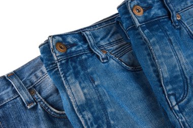 Beyaz arka planda kot pantolon desenli mavi kot pantolonların çeşitli tonlarında. Tasarım için Denim arkaplan dokusu. Kumaş kumaş. Arkaplan olarak kullanılabilen mavi kot.
