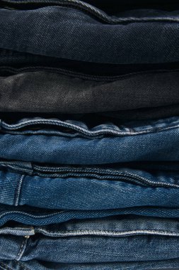 Beyaz arka planda kot pantolon desenli mavi kot pantolonların çeşitli tonlarında. Tasarım için Denim arkaplan dokusu. Kumaş kumaş. Arkaplan olarak kullanılabilen mavi kot.