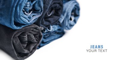 Beyaz arka planda kot pantolon desenli mavi kot pantolonların çeşitli tonlarında. Tasarım için Denim arkaplan dokusu. Kumaş kumaş. Arkaplan olarak kullanılabilen mavi kot.