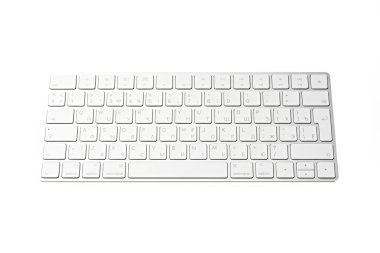 Beyaz klavye kablosuz bilgisayar klavyesi beyaz arkaplanda izole edildi. Rusça / İngilizce klavye düzeni. 