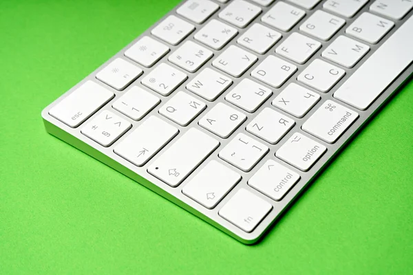 Πληκτρολόγιο Λευκό Ασύρματο Πληκτρολόγιο Υπολογιστή Απομονωμένο Πράσινο Φόντο Ρωσική Αγγλική — Φωτογραφία Αρχείου