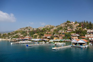 Akdeniz dağlara tepeden bakıyor. Deniz dalgalarının havadan görünüşü turkuaz deniz suyuyla sahildeki kayalara çarpıyor. Sahildeki inanılmaz kayalık deniz manzarası.