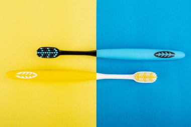 Sarı-mavi arka planda diş fırçası. Ağız sağlığı. Kişisel temizlik..