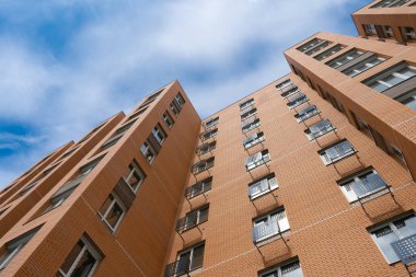 Apartman Binası Kuleleri. Yeni bina. Gökyüzüne karşı inşa edilmiş yüksek binaların ön cephesi. Tipik bir yerleşim yeri inşa etme kavramı.