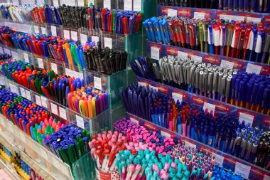 Alışveriş merkezindeki ofis malzemelerinin satış departmanı. Yazı malzemeleri ve el işi aletleriyle kırtasiye atölyesi. Renkli Malzemelerle Depo: Kağıt, Zarf, Uygulamalar.