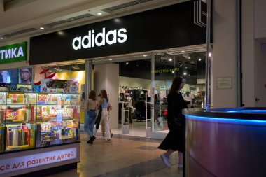 Ukrayna, Dnipropetrovsk. 05.06.2021 Adidas logosu. Adida dükkanı için bir tabela ve logo. Adidas Mağazası