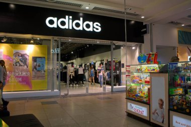 Ukrayna, Dnipropetrovsk. 05.06.2021 Adidas logosu. Adida dükkanı için bir tabela ve logo. Adidas Mağazası