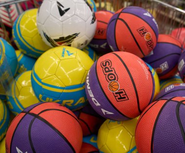 Ukrayna, Dnipropetrovsk. 05.06.2021 Büyük bir spor mağazasında farklı oyunlar için harika bir top seçimi. Bir sürü renkli voleybol topu, basketbol topu, spor mağazasında futbol topu. Spor malzemeleri.