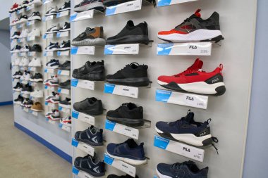 Ukrayna, Dnipropetrovsk. 05.06.2021 Farklı spor ayakkabıların büyük koleksiyonu. Mağazanın raflarının resmi. Markette vitrinde bir sürü farklı spor ayakkabı var. Mağaza vitrininde spor ayakkabılarının görüntüsü