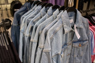 Ukrayna, Dnipropetrovsk. 05.06.2021 Askıdaki renkli tişörtleri kapatın. Tişört dükkanı. Yüksek kaliteli ve çözünürlüklü güzel fotoğraf konsepti.