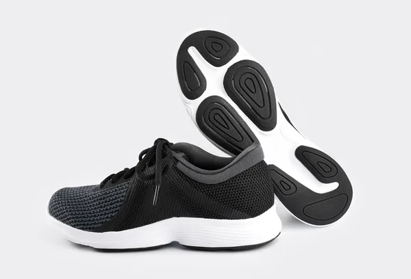 白い背景に隔離されたスポーツシューズ 靴を履いた黒いスニーカー 普通の靴 ユーススタイル フィットネス ランニング ヨガの靴 — ストック写真