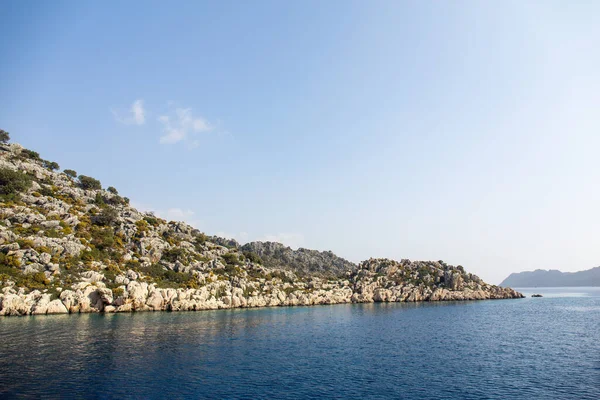 Средиземное Море Видом Горы Вид Воздуха Морские Волны Ударяющиеся Скалы — стоковое фото