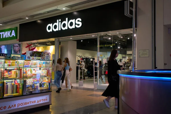 Ucrania Dnipropetrovsk 2021 Logo Adidas Letrero Logotipo Para Una Tienda —  Fotos de Stock