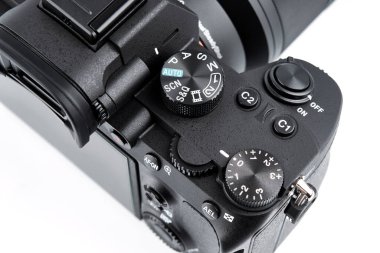 Ukrayna, Dnipropetrovsk. 20.11.14 Sony a7iii Photo video kamera beyaz arkaplanda izole edildi. Selfie ve video blogları için kamera. Fotoğrafçı için profesyonel ekipman..