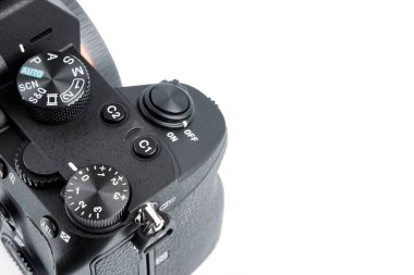 Ukrayna, Dnipropetrovsk. 20.11.14 Sony a7iii Photo video kamera beyaz arkaplanda izole edildi. Selfie ve video blogları için kamera. Fotoğrafçı için profesyonel ekipman..