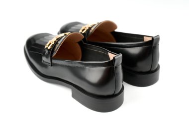 Aylaklar beyaz arka planda izole edilmiş. Bir çift şık, pahalı, modern, deri ayakkabılı siyah ayakkabı. Kadın ayakkabılı beyaz moda konsepti.