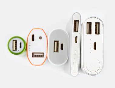 Mobil cihazları şarj etmek için güç banka. Beyaz akıllı telefon şarj cihazı gücü Bankası ile. pil banka. Mobil cihazlar için harici pil.