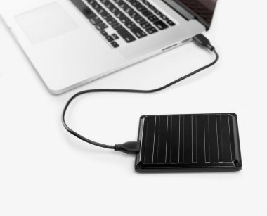 Beyaz bir arkaplanda izole edilmiş harici bir USB disk sürücüsü. Harici Hdd sürücüleri ve flash diskleri. Bilgisayar ve HDD arasında dizüstü bilgisayara bağlanmak, aktarmak veya yedeklemek için harici disk sürücüsü.