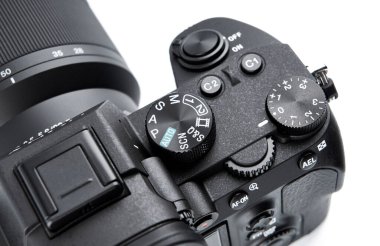 Ukrayna, Dnipropetrovsk. 20.11.14 Sony a7iii Photo video kamera beyaz arkaplanda izole edildi. Selfie ve video blogları için kamera. Fotoğrafçı için profesyonel ekipman..