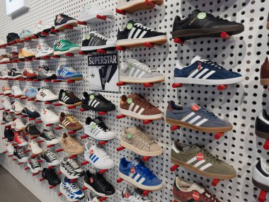 Dnipro, Ukrayna 10.12.2025: Modern Perakende Mağazasında Süperstar, Ceylan ve Samba Modelleri de dahil olmak üzere Adidas Klasik Sneakers 'ın Tam Duvar Gösterimi