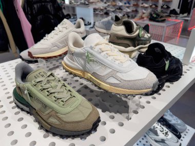 Dnipro, Ukrayna 10.12.2025: Lacoste Lifestyle ve Fashion spor ayakkabıları bir ayakkabı mağazasında modern bir ekran masasında