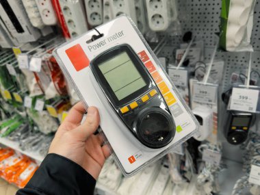 Elektrik Tüketimini Ölçmek için Paketlenmiş Dijital Güç Taksimetresi (Wattmeter) Tutuluyor