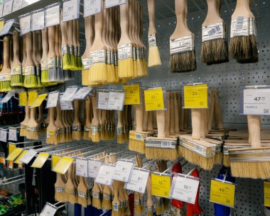 Dnipro, Ukrayna 10.12.2025: Bir Hırdavatçı Dükkanında Fiyat Etiketleri Gösterimi ile Perakende Tahta Üstünde Çeşitli Fırça Çerçevesi Asıldı