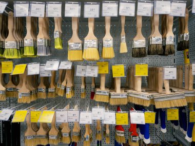 Dnipro, Ukrayna 10.12.2025: Bir Hırdavatçı Dükkanında Fiyat Etiketleri Gösterimi ile Perakende Tahta Üstünde Çeşitli Fırça Çerçevesi Asıldı