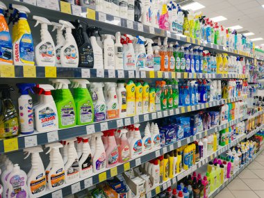 Dnipro, Ukrayna 10.12.2025: Bir süpermarkette çeşitli ev temizlik ürünleri, spreyler ve kimyasallarla dolu uzun koridor rafları
