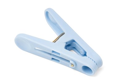 Düz beyaz bir yüzeye saçılmış renkli plastik mandallar koleksiyonu. Çamaşır yıkamak, düzenlemek, el işi yapmak ve klasik ev fikirleri yaratmak için mükemmel..