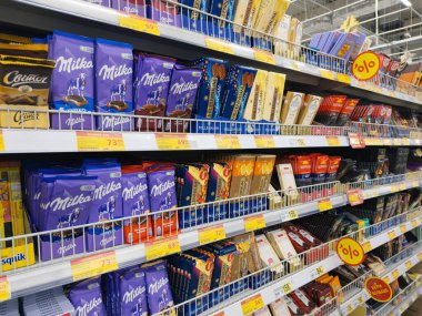 Dnipro, Ukrayna 11.13.2025: Çeşitli çikolata markaları (Kinder, Ritter Sport, Milka, vb.) Bir süpermarket rafında. Tüketiciler için çok çeşitli şekerleri yakalar. Tatlı. Şeker