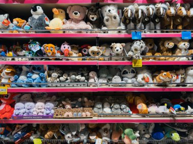 Dnipro, Ukrayna 11.13.2025: Yumuşak, renkli peluş oyuncaklar ve oyuncak mağazasında raflara dizilmiş doldurulmuş hayvanlar. Popüler konfor ve eğlence ürünleri için perakende pazarı sunar.