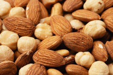 Fındık yakın çekim. Badem, kaju, fındık. Mineral ve vitamin açısından zengin ürünler. Sağlıklı beslenme. Atıştırmalık.