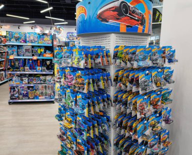 Dnipro, Ukrayna 11.13.2025: Hot Wheels marka die-cast arabalar, pist setleri ve perakende satış rafında sergilenen aksesuarlar. Simgesel minyatür araba markasını ve oyuncak seçimini yakalar.