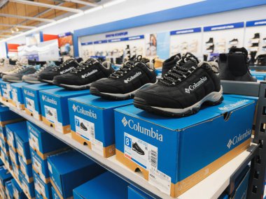 Dnipro, Ukrayna 11.13.2025: Columbia marka açık hava ayakkabıları ve botları perakende mağaza vitrininde sergilenmektedir. Açık hava dişli pazarı, marka varlığı ve tüketici ürünlerini yakalar.