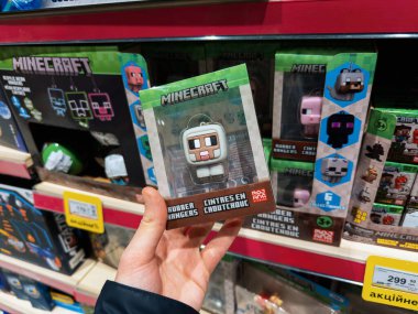 Dnipro, Ukrayna 11.13.2025: Bir oyuncakçıdaki rafta sergilenen plastik askı oyuncağı. Çocuklar için popüler video oyunu ürünleri, oyun hayranları, perakende satış, hediye alışverişi ve modern oyuncak perakende konsepti