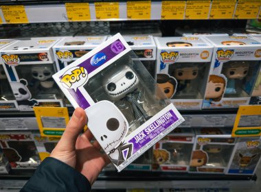 Dnipro, Ukrayna 11.13.2025: Geniş bir Funko Pop koleksiyonu! Çocuk oyuncakçısında ya da perakende mağazasında raflarda sergilenen vinil figürler. Koleksiyon ürünlerine ve popüler kültür ürünlerine odaklan