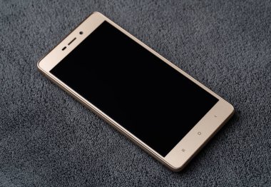 Dokunmatik ekran ve fiziksel ev düğmesi olan, logolu klasik bir akıllı telefon. Uygulama modellemeleri, mobil teknoloji konseptleri ve klasik elektronik temalar için ideal.