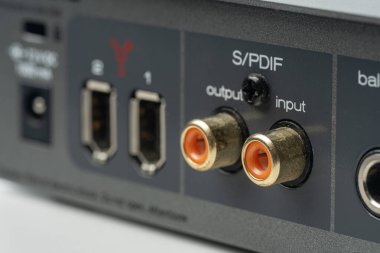 Gri metal konutlarda yüksek hızlı kayıt ve müzik üretim bağlantıları için dijital S / PDIF RCA bağlantıları ve FireWire portlarının yer aldığı profesyonel ses arayüzü arka paneline yakın plan.