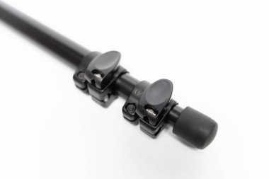 Dnipro, Ukrayna 10.23.2024: Profesyonel Manfrotto 689B köpük tutuşu ve kilitleri olan monopod. Klasik İtalyan yapımı siyah teleskopik spor ve beyaz arka planda seyahat fotoğrafçılığı