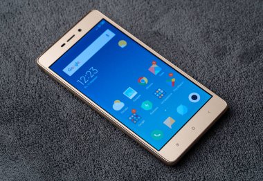 Dnipro, Ukrayna 03.11.2025: Xiaomi Redmi 3S. Dokunmatik ekranlı ve ev tuşlu klasik bir akıllı telefon. Uygulama modellemeleri, mobil teknoloji konseptleri ve klasik elektronik temalar için ideal.