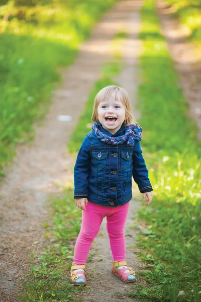 Batole smějící se dívka v lese — Stock fotografie