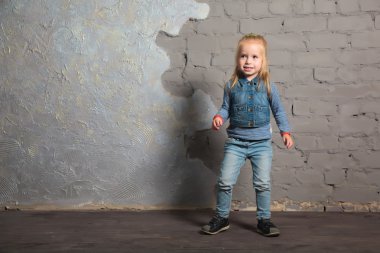 Dans, atlama, gülümseyen ve poz çok mutlu küçük kız