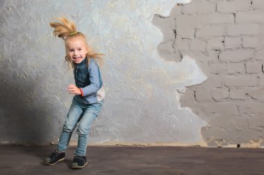 Dans, atlama, gülümseyen ve poz çok mutlu küçük kız