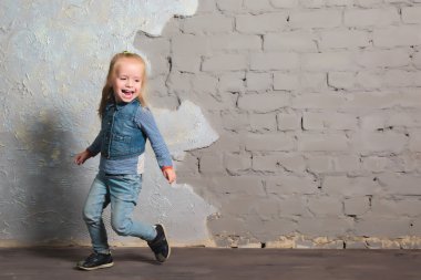 Dans, atlama, gülümseyen ve poz çok mutlu küçük kız