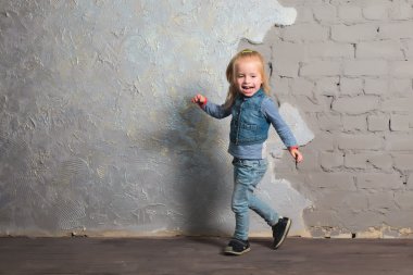 Dans, atlama, gülümseyen ve poz çok mutlu küçük kız