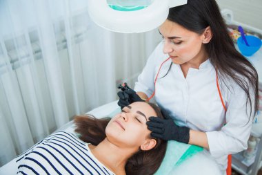 Güzellik salonunda kaşların kalıcı makyajı..