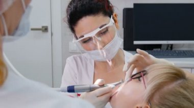 Hasta ile çalışan profesyonel stomatolog ve diş asistanı..
