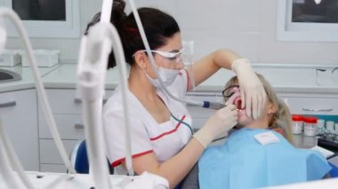 Hasta ile çalışan profesyonel stomatolog ve diş asistanı..